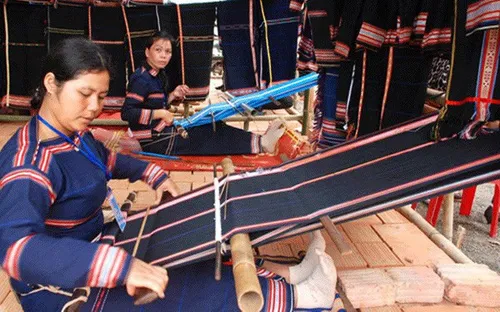 Trình Diễn Nghệ Thuật Tạc Tượng, Đan Lát, Dệt Thổ Cẩm