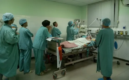 Bệnh viện TW Huế đặt tim nhân tạo cứu sống du khách Pháp bị đột quỵ