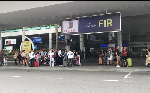 Hàng trăm taxi đình công, khách ở sân bay Đà Nẵng ùn ứ