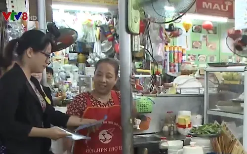 Phụ nữ tham gia tuyên truyền an toàn thức ăn đường phố