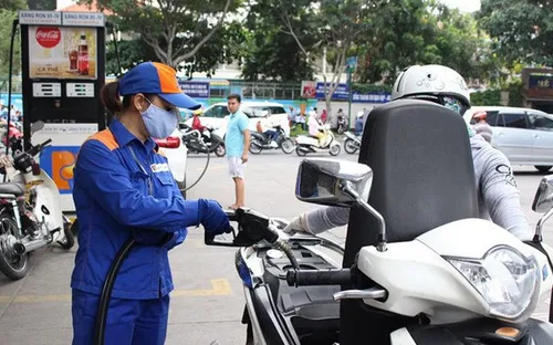 Xăng tiếp tục giảm giá gần 400 đồng/lít từ 15h chiều nay (21/12)