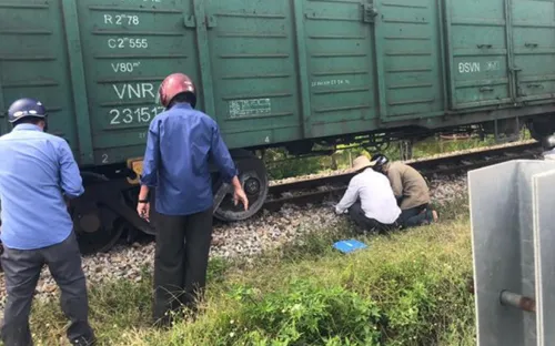 Đường sắt Bắc - Nam tắc nghẽn nhiều giờ vì tàu hỏa trật bánh
