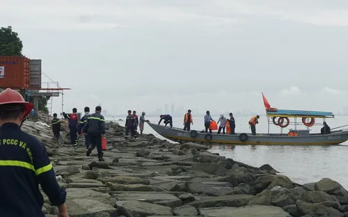 Tàu chở dầu đâm vào cầu cảng Liên Chiểu, Đà Nẵng