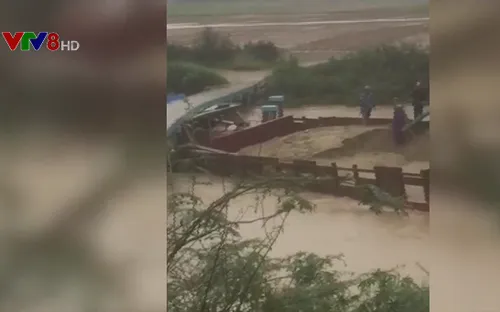 Ghe hút cát trộm trong mưa đâm vào cầu dân sinh ở Đại Lộc (Quảng Nam)