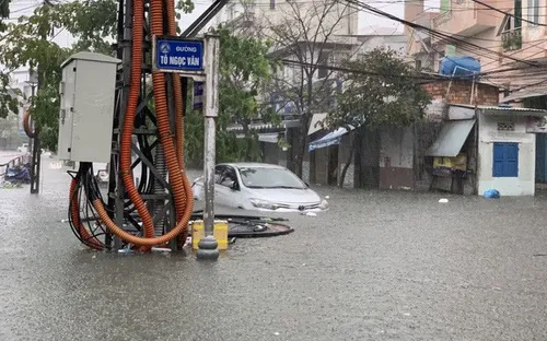 Mưa lớn ở Đà Nẵng: Hàng loạt ô tô, xe máy bị nhấn chìm trong biển nước