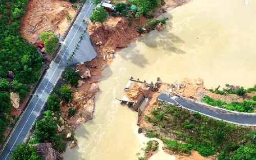 Khánh Hòa: Cầu sập, người dân phải đi bè qua sông