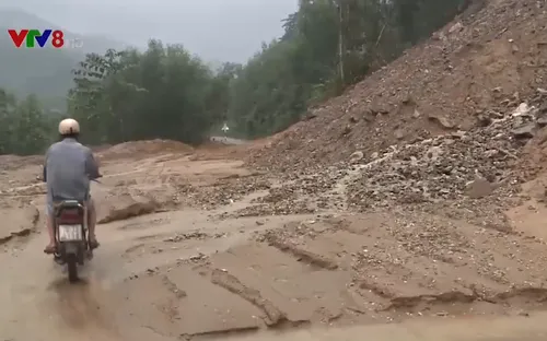 Sạt lở núi gây ách tắc giao thông vùng cao Quảng Ngãi