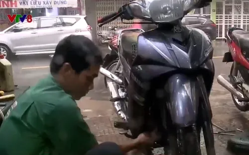 Ấm áp câu chuyện tình người trong mưa lũ