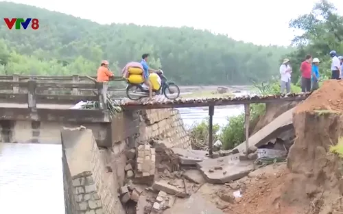 Sau mưa lũ, hệ thống giao thông Bình Định hư hỏng nghiêm trọng