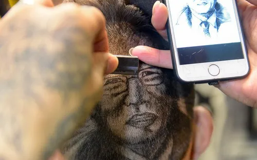 Người thợ tài hoa "khắc" hình các cầu thủ lên tóc