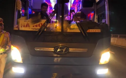 Tìm thấy gần 100 triệu đồng bỏ quên nhờ CSGT "rà" xe khách trên cao tốc