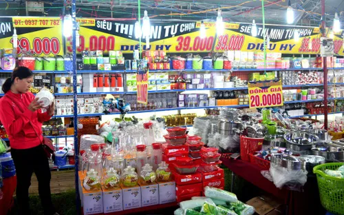 Giá xăng, dầu giảm sâu, hàng tiêu dùng và cước vận tải vẫn "đứng im"