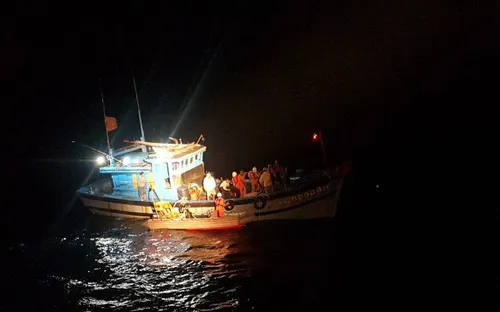 Cứu nạn 8 thuyền viên trên tàu cá Đà nẵng gặp nạn