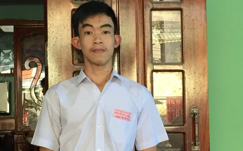 Trao bằng khen học sinh nhặt 50 triệu đồng trả cho người mất