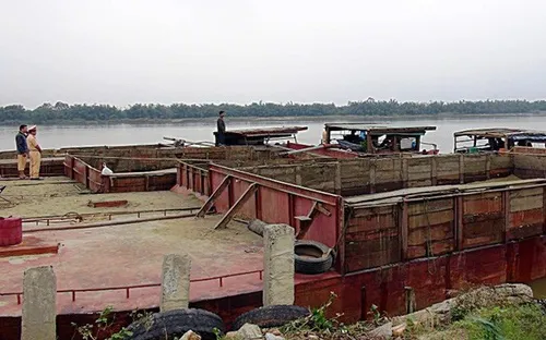 Bắt giữ 5 tàu hút cát trái phép trên sông Thu Bồn