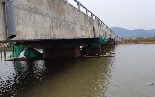 Hà Tĩnh: Cầu 30 tỉ vừa xây xong đã có vết rạn nứt