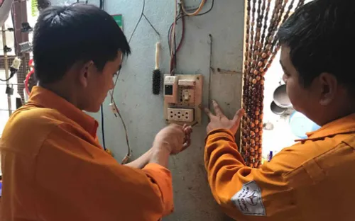 Sửa chữa điện miễn phí cho người nghèo đón Tết