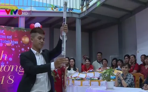 Bệnh viện Trung ương Huế trao quà Giáng sinh cho bệnh nhi ung thư