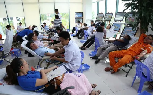 Tích cực hưởng ứng Tuần lễ hồng EVN lần thứ IV