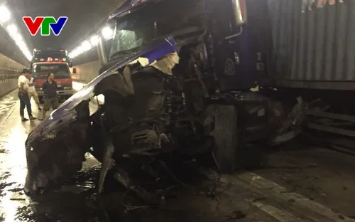 Hai xe đầu kéo đâm trực diện trong Hầm Hải Vân, giao thông Bắc - Nam bị tắc nghẽn nhiều giờ