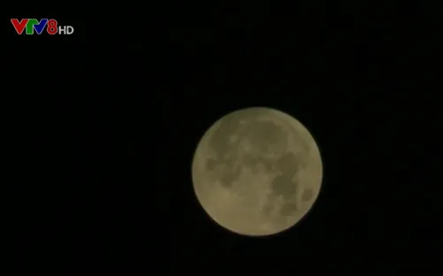 Giới trẻ Đà Nẵng háo hức ngắm nguyệt thực toàn phần và "siêu Trăng"