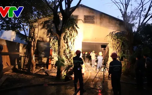 Đà Nẵng: Cháy lớn lúc nửa đêm, xưởng gỗ bị thiêu rụi