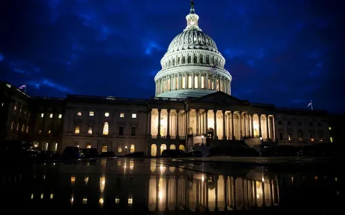 Mỹ tăng ngân sách quốc phòng và nâng trần nợ