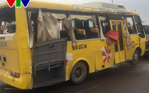 Đà Nẵng: Lật xe khách, 2 người chết và 11 người bị thương