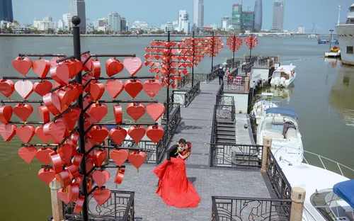 Đà Nẵng: Cầu tình yêu thu hút các đôi bạn trẻ dịp Valentine