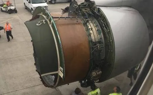 Mất vỏ động cơ, máy bay phải hạ cánh khẩn cấp