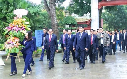 Phó Thủ tướng Vương Đình Huệ dâng hoa tại Khu di tích Kim Liên và Truông Bồn