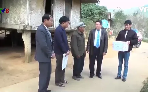 Lãnh đạo tỉnh Quảng Trị tặng quà cho già làng, trưởng bản dịp Tết