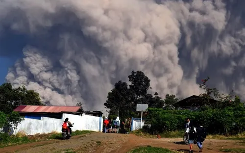 Indonesia nâng cảnh báo hàng không lên mức cao nhất sau khi núi lửa phun