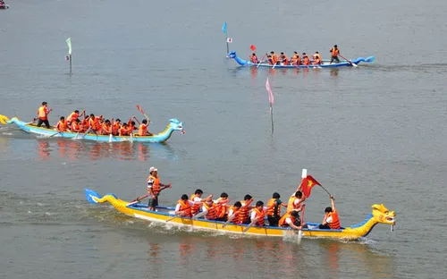 Sôi nổi hội đua thuyền truyền thống ở Phú Yên