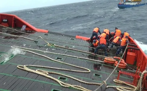 Bình Thuận: Cứu sống 12 thuyền viên gặp nạn trên vùng biển gần đảo Phú Quý