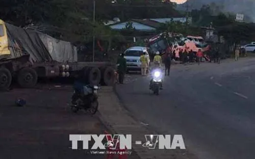 Đắk Nông: Xe tải tông vào đuôi xe khách, một người tử vong