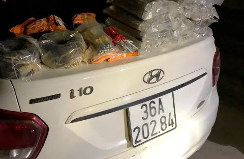 Thanh Hóa: Sử dụng taxi chở 30 kg thỏi thuốc nổ và kíp nổ