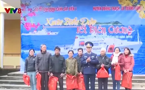Cảnh sát biển tặng quà tết cho ngư dân Quảng Bình