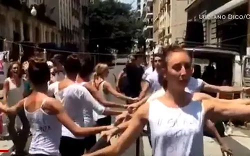 Vũ công ballet tại Argentina biểu tình