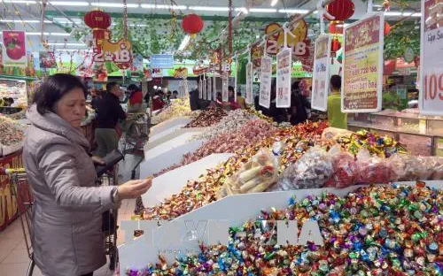 Bộ Y tế khuyến cáo người dân cần lựa chọn bánh kẹo, thực phẩm an toàn trong dịp Tết