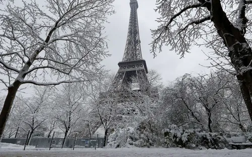 Tháp Eiffel đóng cửa do tuyết rơi dày