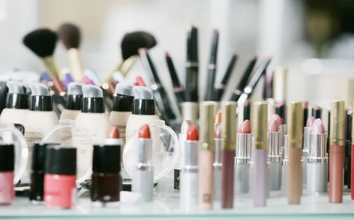Bất chấp nguy cơ gây hại, mỹ phẩm giá rẻ vẫn "sống khỏe" trên thị trường