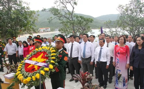 Lễ kỷ niệm, dâng hương, thả hoa tưởng nhớ các chiến sĩ trên những con tàu không số ​