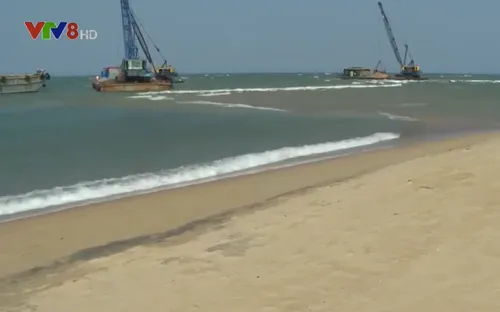 100 tàu cá bị "nhốt" bên trong cửa biển Đà Diễn, Phú Yên