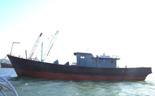 Tàu vỏ sắt có chữ Trung Quốc trôi dạt vào bờ biển Thừa Thiên Huế