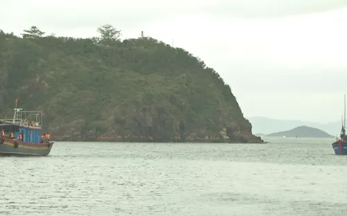 Bình Định: Lai dắt tàu cá cùng 4 ngư dân gặp nạn trên biển