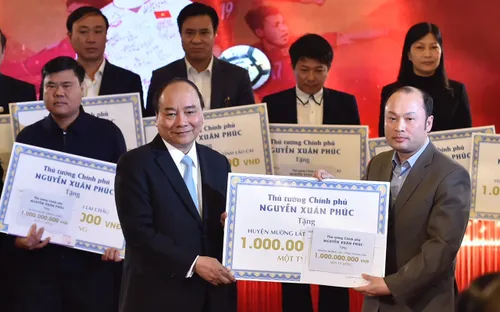 Thủ tướng trao kinh phí từ đấu giá quả bóng và áo thi đấu của U23 Việt Nam cho các huyện nghèo