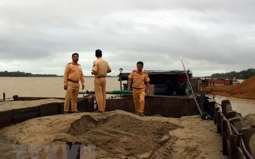 Quảng Nam: Phát hiện 5 tàu khai thác cát trái phép trên sông Thu Bồn