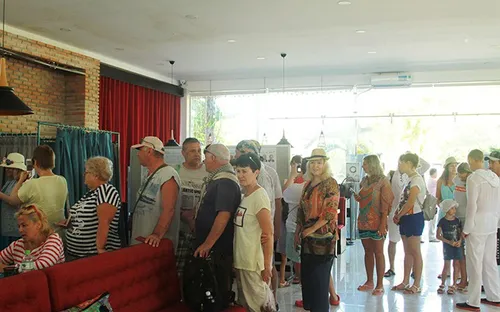 Công dân Nga ở Khánh Hòa bỏ phiếu sớm bầu Tổng thống Nga