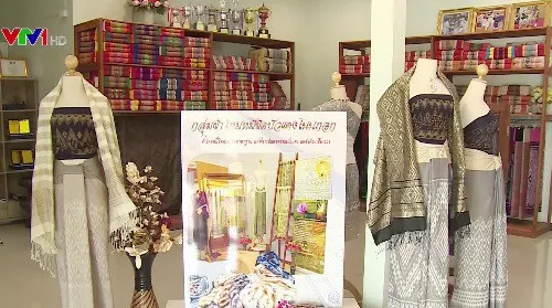 Tạo màu lụa từ hoa súng - công đoạn đặc biệt của nghề dệt tại Thái Lan